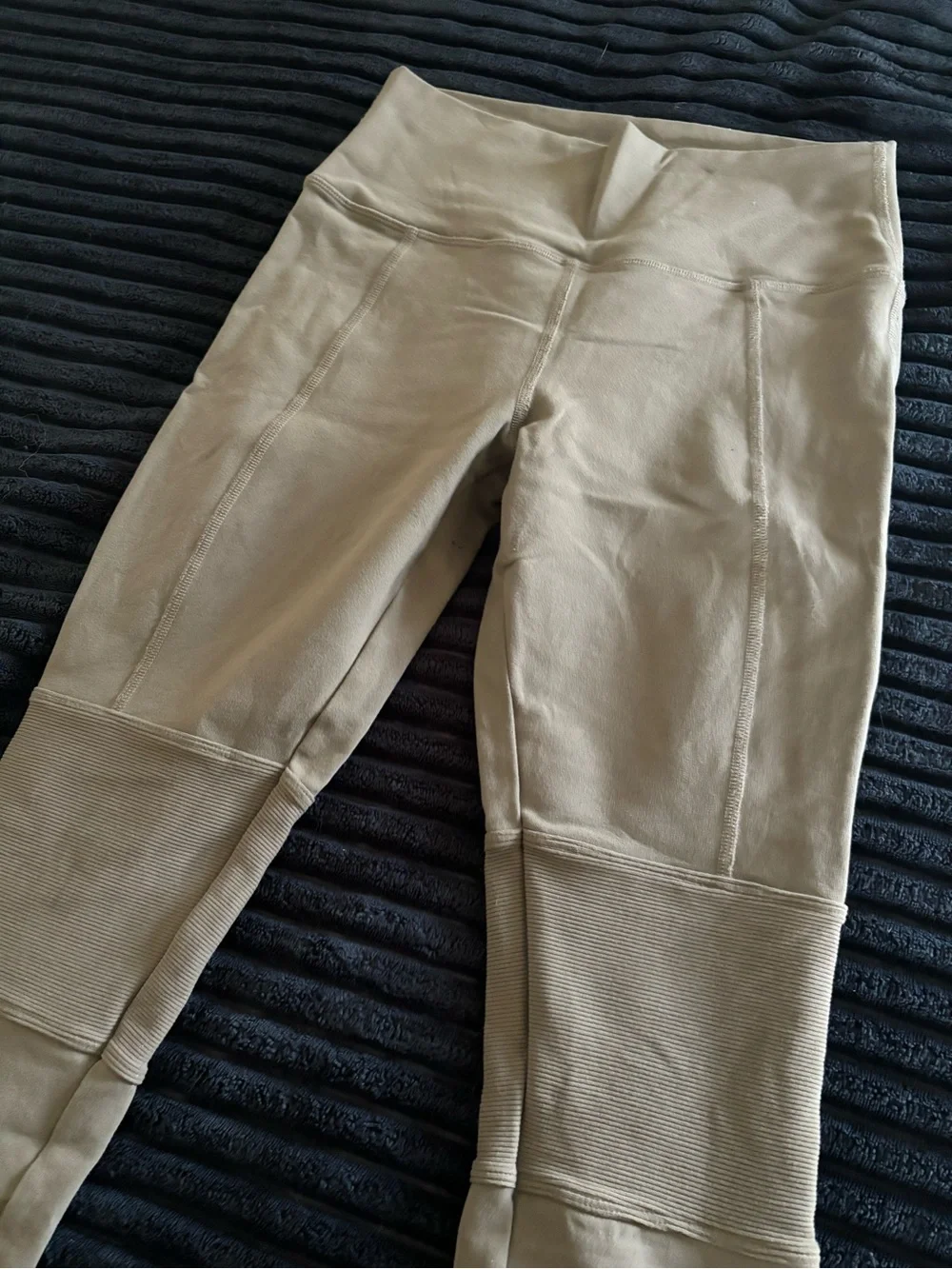 Alo Yoga • Avenue • High Rise Leggings